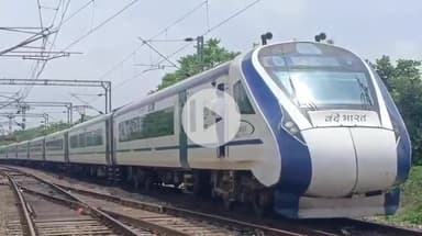 झांसी: नई दिल्ली से खजुराहो जा रही वंदे भारत एक्सप्रेस का पुलिया नंबर 9 के पास 20 मिनट का ठहराव, होम सिग्नल ग्रीन था