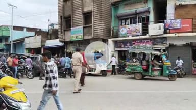 लोहरदगा: बी०एस० कॉलेज पिकेट के सामने मेला लगने के कारण बरवाटोली चौक और जुरिया मोड़ पर वाहनों की नो एंट्री