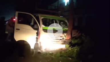 नौगावां सादात: नौगांवा नगर में पेट्रोल पंप के पास पिकअप विद्युत पोल से टकराई, चालक घायल