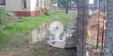 फतुहा: पचरुखिया इंटर स्तरीय हाई स्कूल तक नहीं है रास्ता, कीचड़ से होकर स्कूल जाने को मजबूर हैं विद्यार्थी