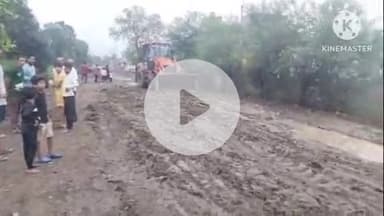 खुरई: सीवर लाइन डालने वाली कम्पनी की लापरवाही से सड़कों पर भारी कीचड़,टीहर रोड पर धसकी सड़क, कई वाहन फंसे,#jansamasya