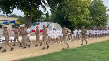 कन्नौज: पुलिस लाइन में परेड का हुआ आयोजन, एसपी विनोद कुमार ने पुलिसकर्मियों के साथ लगाई दौड़