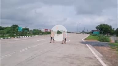 मऊरानीपुर: ग्राम देवखो से बागेश्वर धाम पैदल जा रहे 2 भक्त पहुंचे मऊरानीपुर, लोगों ने किया स्वागत