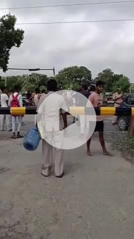 *कार में थी शराब उत्पाद पुलिस को देखकर भाग रहे शराब तस्कर ने बंद रेलवे फाटक को तोड़ा,दो तस्कर गिरफ्तार*