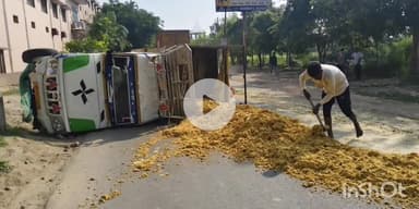 बागपत: महिला थाना बागपत के निकट दूसरे वाहन से टकराने से पशुओं का चारा लेकर जा रही पिकअप पलटी, चालक तालिब मामूली रूप से घायल