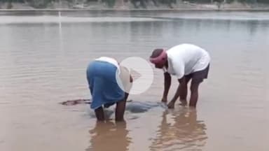 मिर्ज़ापुर: चील घाट पर मदरसे में पढ़ रहे किशोर की डूबने से हुई मौत, मछुआरे के जाल में फंसा किशोर का शव निकाला गया बाहर