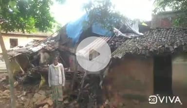 चांडिल: चौका गांव के चिटलाघुटु में आंगन में वर्षा का पानी जमा होने से गिरा घर