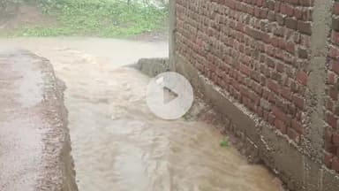 मऊरानीपुर: रेवरन खिरक में लगातार बारिश का कहर जारी, रास्ते में पानी भरने से सड़कें जलमग्न, लोगों का जीवन अस्त-व्यस्त