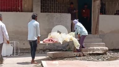 बेतिया: बेतिया में ट्रक की चपेट में आने से मजदूर की मौके पर मौत, शव रखकर परिजनों का प्रदर्शन