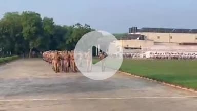 फिरोज़ाबाद: पुलिस लाइन ग्राउंड में एसएसपी सौरभ दीक्षित के नेतृत्व में पुलिस के जवानों ने की परेड