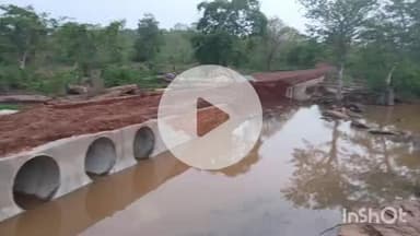 अधौरा: तेलहाड़ कुंड जलप्रपात पर पहली बारिश में पुल टूटने पर ग्रामीणों ने जताई नाराजगी, लाखों की लागत से बना था पुल