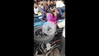 झांसी: पुरानी तहसील के पास सवारी से भरा ई-रिक्शा अचानक पलटा, सवारियों को आई मामूली चोट