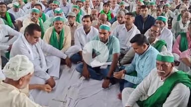 अमरोहा: रजबपुर के अतरासी में हाईवे के पुल के नीचे धरने पर बैठे किसान, दी चेतावनी