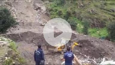 राजगढ़ी: जिला प्रशासन की रेस्क्यू टीम ने सिलाई बैंड के पास ड्रोन कैमरे की मदद से लापता लोगों की तलाश के लिए सर्च अभियान चलाया