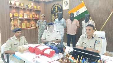 सिमडेगा: यात्री बस से गांजा तस्करी, तीन तस्कर गिरफ्तार