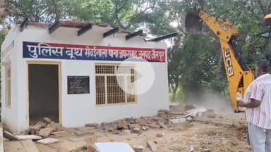 जौनपुर: किरतापुर सेवईनाला में हाईकोर्ट के आदेश पर जेसीबी से गिराया गया नवनिर्मित पुलिस बूथ