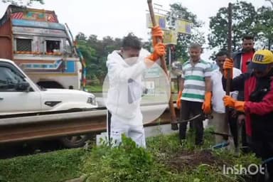 जगदलपुर: महाराणा प्रताप चौक में नगर निगम की टीम के साथ जगदलपुर विधायक किरण देव व महापौर ने स्वच्छता अभियान में भाग लिया