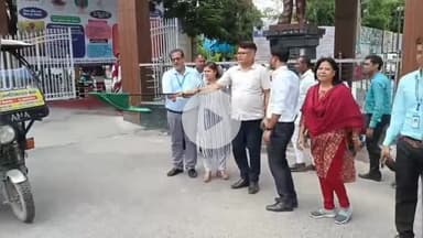 बेतिया: समाहरणालय परिसर से जिंगल के माध्यम से विशेष गहन पुनरीक्षण संदेश प्रचार वाहन रवाना