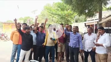 जौनपुर: कल्याणपुर बाजार में व्यापारियों ने मिट्टी ढुलाई के काम के विरोध में किया प्रदर्शन