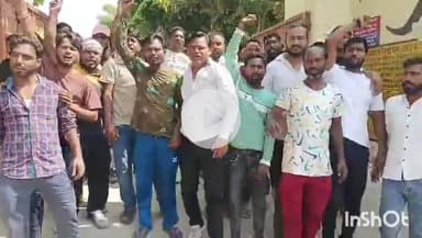 आगरा: ताजगंज में महापौर के सामने संविदा सफाई मित्र भर्ती के लिए लोगों ने किया प्रदर्शन