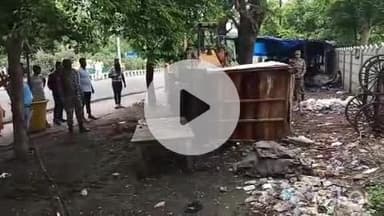 आगरा: कैंट रेलवे स्टेशन रोड पर गरजा नगर निगम का बुलडोजर, हटाया गया अवैध अतिक्रमण