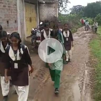 चांडिल: हिरिमिली, दालग्राम, वनडीह और चिंगरिटांड़ की कीचड़मई सड़क को ग्रामीणों ने श्रमदान से चलने योग्य बनाया