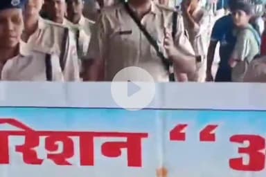 कांके: रांची रेलवे स्टेशन पर आरपीएफ ने ऑपरेशन आहट और जन जागरण अभियान के तहत जागरूकता कार्यक्रम चलाया