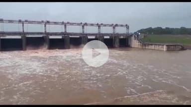 मऊरानीपुर: पहाड़ी बांध स्थित धसान नदी का जलस्तर बढ़ा, 3 घंटे में बांध के 8 गेट खोलकर 65,500 क्यूसेक पानी की निकासी की गई