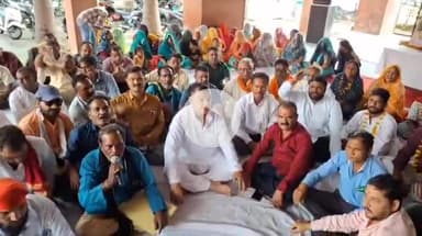 झांसी: उत्तर प्रदेश सफाई मजदूर संघ का नगर निगम कार्यालय में दूसरे दिन भी अनशन जारी, हड़ताल की चेतावनी #jansamasya