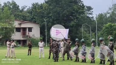 लोहरदगा: पुलिस लाइन में एंटी रायट मॉकड्रिल, पुलिस बल ने मोहर्रम और घूरती रथ को लेकर दंगा नियंत्रण में दिखाई तैयारी