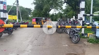 మహబూబ్ నగర్ అర్బన్: పిల్లల మర్రి రహదారిలో రైల్వే ట్రాక్ మరమ్మతు పనులతో రాకపోకలకు ఇబ్బంది పడుతున్న వాహనదారులు #localissue