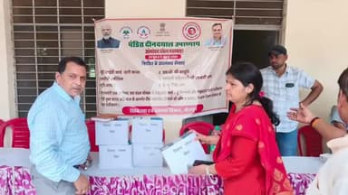 धौलपुर: वीरोंधा गांव में जिला परिषद सीईओ और उपखंड अधिकारी ने निक्षय मित्र बनकर टीबी मरीजों को बांटे पोषण किट