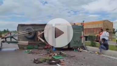 झांसी: झांसी ललितपुर हाईवे पर सेना की क्रेन भैंस को बचाने के प्रयास में अनियंत्रित होकर डिवाइडर से टकराकर पलटी, 2 सैनिक घायल