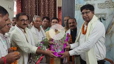 आरा: जिला प्राथमिक शिक्षक संघ भोजपुर के सदस्यों ने जिला शिक्षा पदाधिकारी को किया सम्मानित