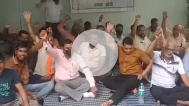 झांसी: मुख्य अभियंता कार्यालय में उत्तर प्रदेश जल निगम संघर्ष समिति ने मुंह पर काली पट्टी बांधकर अनशन पर बैठे