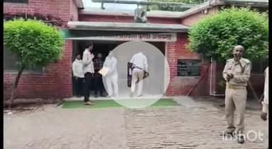 कुंडा: कुंडा ब्लॉक कार्यालय में तैनात सहायक कार्यक्रम अधिकारी (मनरेगा) को दबंगों ने दौड़ा-दौड़ा कर पीटा, हालात बिगड़े