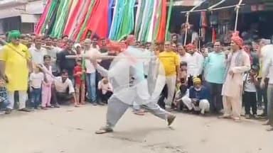 मेदिनीनगर (डालटनगंज): मेदिनीनगर में मुहर्रम की आठवीं तारीख का जुलूस निकाला गया, पारंपरिक हथियारों से खेल का प्रदर्शन किया गया