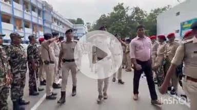 नवादा: समाहरणालय परिसर से मुहर्रम त्योहार को लेकर निकला फ्लैग मार्च, पुलिस अधीक्षक रहे मौजूद
