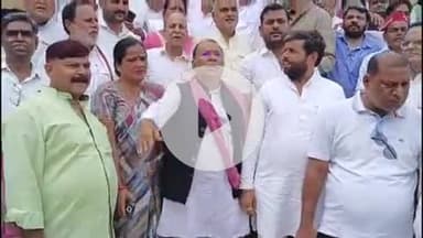 फिरोज़ाबाद: उत्तर प्रदेश द्वारा बंद किए गए सरकारी स्कूलों के विरोध में सपा कार्यकर्ताओं ने प्रदर्शन कर DM कार्यालय में दिया ज्ञापन