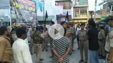 उन्नाव: आगामी मोहर्रम के त्यौहार को लेकर एसपी ने पुलिस बल के साथ पैदल गश्त करके ताजिया जुलूस के रूट का किया निरीक्षण