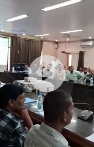 टीकमगढ़: अवैध कॉलोनियों की समस्या के समाधान के लिए ज़िला कलेक्टर ने कॉलोनाइजरों के साथ कलेक्ट्रेट में की बैठक