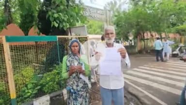 टीकमगढ़: सिलामती गांव से एसपी कार्यालय पहुंचे पीड़ित माता-पिता, बेटे की हत्या की जांच को लेकर की शिकायत