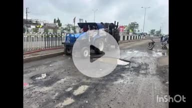 नरसिंहगढ़: लगातार 2 दिन की बारिश से सर्विस रोड में हुए गड्ढे, वाहन चालक हो रहे हैं चोटिल