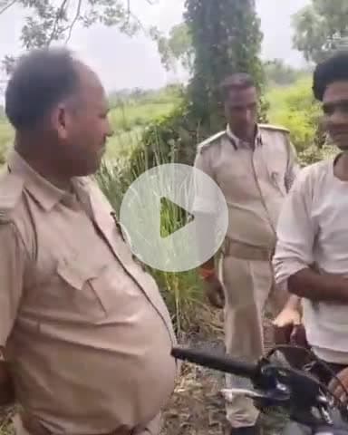 गोपालगंज: उत्पाद विभाग ने एकड़ेंगा रोड पर वाहन जांच में बाइक सवार दो शराब तस्करों को शराब के साथ किया गिरफ्तार