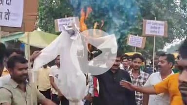 मोहनिया: कैमूर जिले के बीजेपी जिला अध्यक्ष ओम प्रकाश पांडे का मोहनिया में भाजपा कार्यकर्ताओं ने किया पुतला दहन