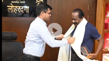 लोहरदगा: पूर्व ओलंपियन हॉकी खिलाड़ी मनोहर टोपनो ने उपायुक्त से की भेंट