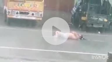 आगरा: पृथ्वीनाथ फाटक के पास सड़क पर लेटे व्यक्ति का वीडियो आया सामने