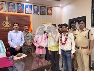 टीकमगढ़: मंदिर चोरी का खुलासा होने पर मंदिर कमेटी ने पुलिस अधीक्षक कार्यालय में एसपी सहित पुलिस टीम को किया सम्मानित