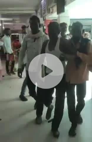 टीकमगढ़: जिला अस्पताल में व्यवस्थाएं फेल, परिजन स्ट्रेचर पर डिब्बे रखकर मरीज को हाथ से ले जाने को मजबूर