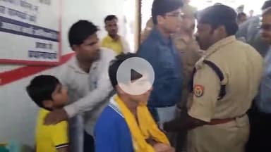 झांसी: ग्राम सेमरी के पास स्कूली बस पलटने से घायल बच्चों के स्वास्थ्य की जानकारी लेने मेडिकल कॉलेज पहुंचे एसएसपी